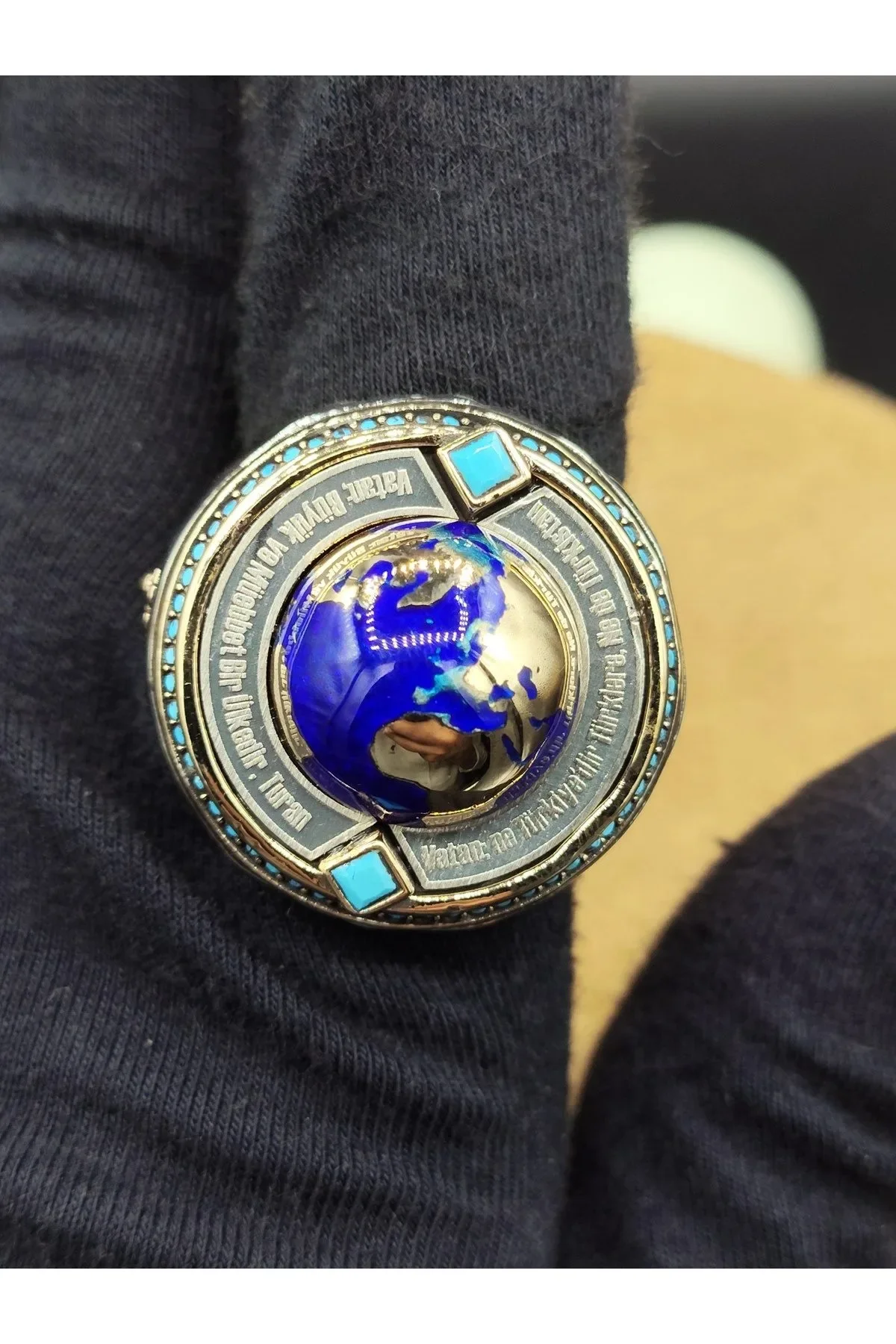 925 Ayar Gümüş “Vatan Büyük ve Müebbed Bir Ülkedir” Dünya Motifli Erkek Yüzük – 32 Gram